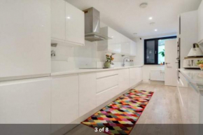 London Holiday Home Newly refurbished - Entire 4 Bedroom Private House with Kitchen, Living Room & private Garden - 1 Cape House London, Within 30 mins from Central London, London Bridge & Canary whar